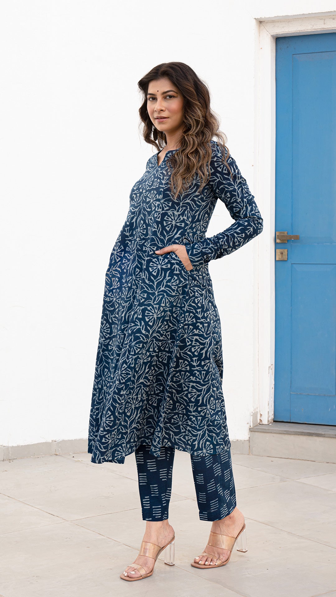 Aadvika Jaal Kali Kurta In Indigo